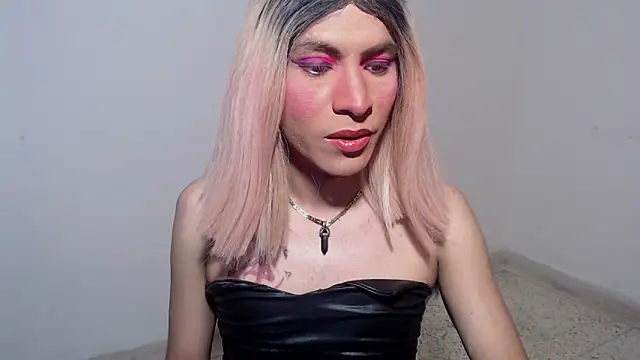 HugeDanex online show from November 2025 04:12:02 AM