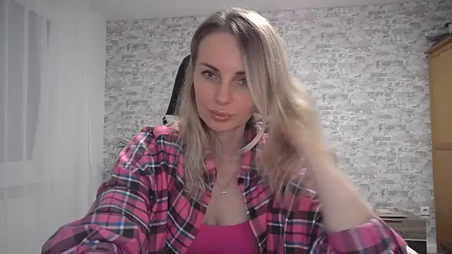 AlissonBia online show from September 2025 08:42:01 PM