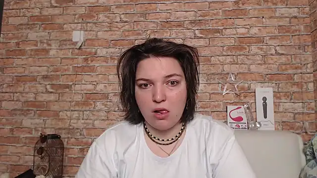 Amelia Kiss  online show from September 2025 12:33:01 AM