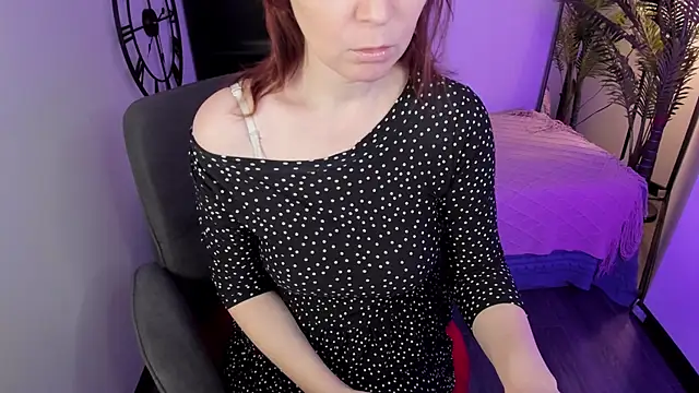 Snapshot of ZoeEast chatting on December 2025 01:40:02 PM ZoeEast online show from December 2025 01:40:02 PM