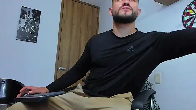 Snapshot of AndrewDiaz chatting on October 2025 04:32:02 AM AndrewDiaz online show from October 2025 04:32:02 AM