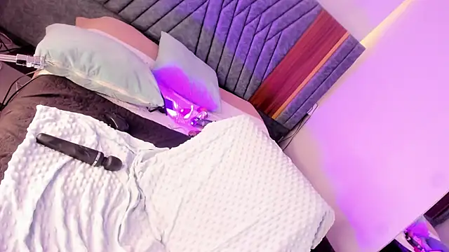 Hilary Smile  online show from January 2025 08:01:02 PM