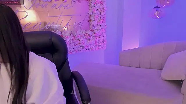 Snapshot of LindseyMoss chatting on January 2025 05:23:01 AM LindseyMoss online show from January 2025 05:23:01 AM