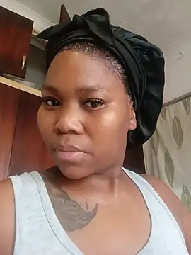 Snapshot of Real1SweetQueen chatting on July 2026 06:44:02 AM Real1SweetQueen online show from July 2026 06:44:02 AM