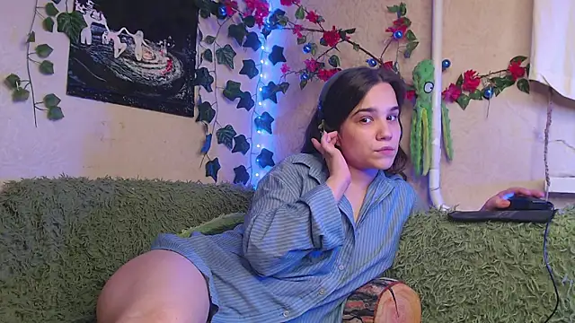 Snapshot of Tiny_Witch chatting on September 2025 11:26:02 PM Tiny Witch online show from September 2025 11:26:02 PM