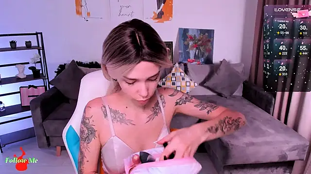 LeylaNoiry online show from December 2024 02:49:02 PM