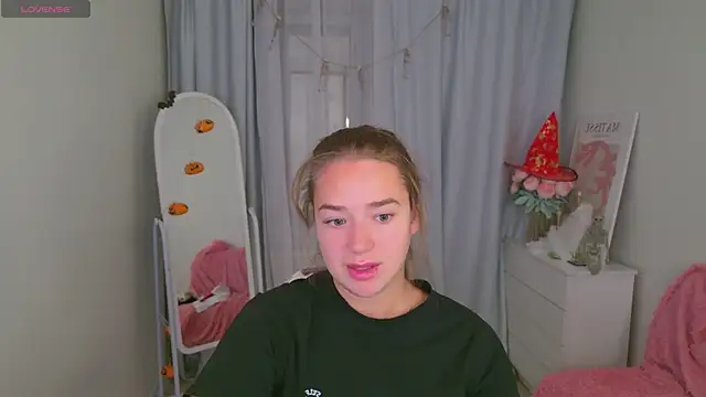 Snapshot of LovelyJessie chatting on October 2025 02:02:01 PM LovelyJessie online show from October 2025 02:02:01 PM