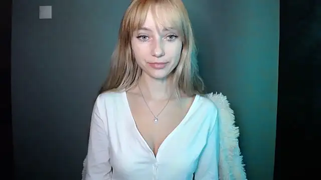 LuciaYoung online show from October 2025 06:16:01 PM