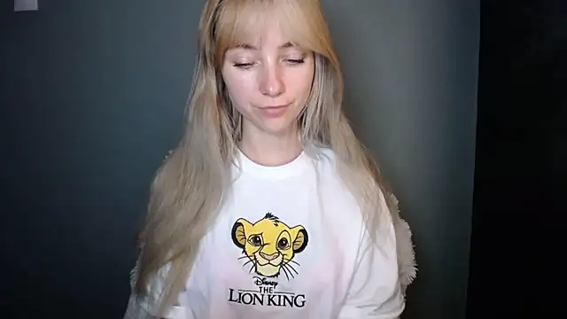 LuciaYoung online show from November 2025 08:19:01 PM