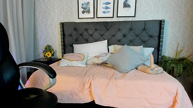 Snapshot of emma__smith1 chatting on February 2025 06:32:02 PM emma smith1 online show from February 2025 06:32:02 PM