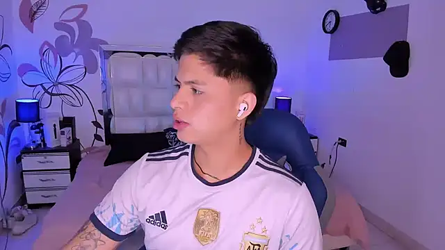 Niicky1  online show from December 2024 08:47:01 PM