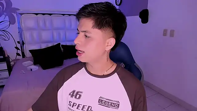 Niicky1  online show from December 2024 08:39:01 PM