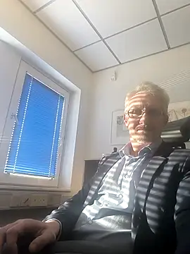 tom-swede online show from March 2025 04:01:01 PM