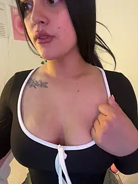 Snapshot of violet-333 chatting on January 2026 07:11:01 PM violet-333 online show from January 2026 07:11:01 PM