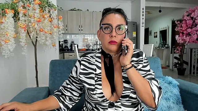 dakota johnson10 online show from October 2025 07:37:02 PM