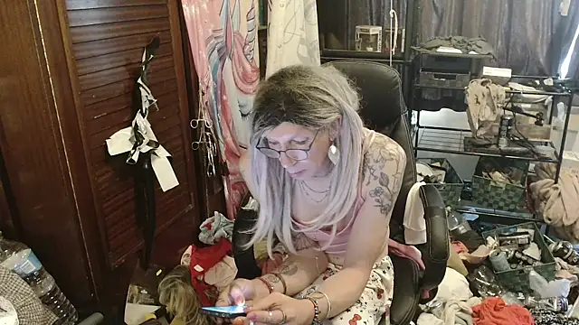 Snapshot of Ombeline1 chatting on June 2026 10:28:02 AM Ombeline1 online show from June 2026 10:28:02 AM