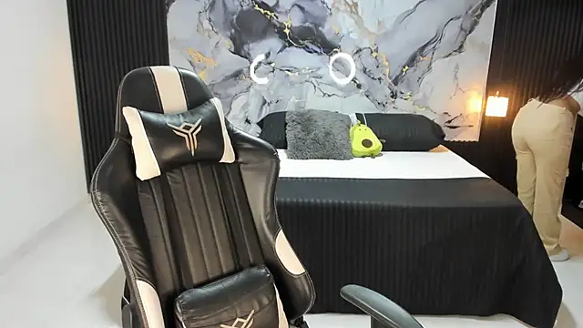 Snapshot of Ivy_16 chatting on March 2025 12:01:02 PM Ivy 16 online show from March 2025 12:01:02 PM