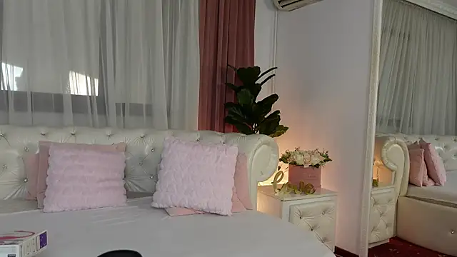 Snapshot of NinaCrystal1 chatting on June 2026 08:34:01 AM NinaCrystal1 online show from June 2026 08:34:01 AM