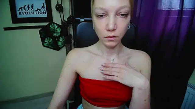 Snapshot of EmillyPlay chatting on May 2026 06:09:02 AM EmillyPlay online show from May 2026 06:09:02 AM