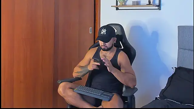 ethaanjones online show from October 2025 07:43:01 PM