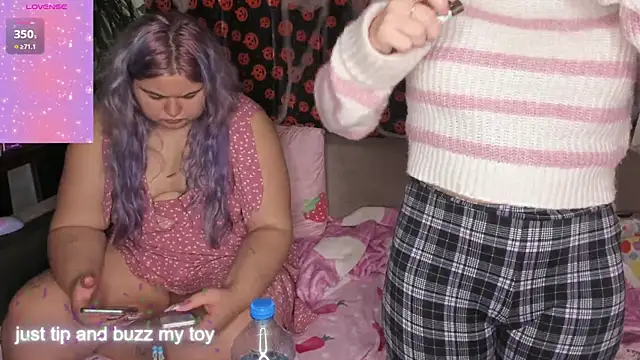 Freakcute  online show from November 2025 04:42:01 PM