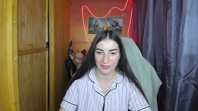 Fiery Brunette  online show from February 2025 06:43:01 PM