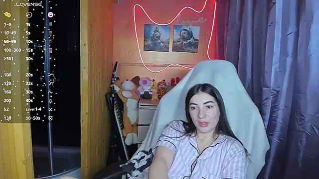 Fiery Brunette  online show from February 2025 04:43:01 AM