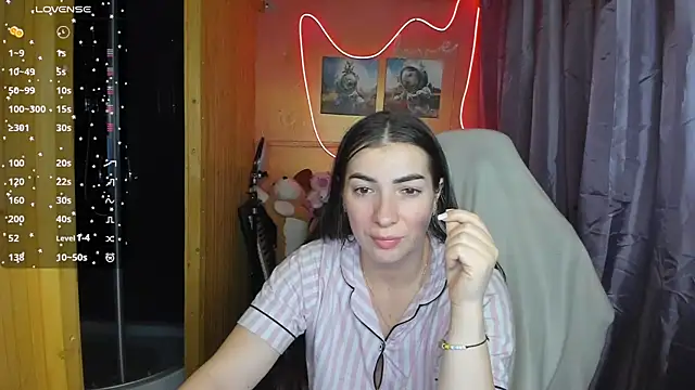 Fiery Brunette  online show from March 2025 04:14:01 AM