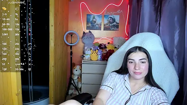 Fiery Brunette  online show from October 2025 03:38:01 AM