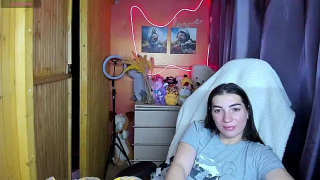 Fiery Brunette  online show from November 2025 06:28:01 AM