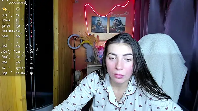 Fiery Brunette  online show from December 2025 05:46:01 AM