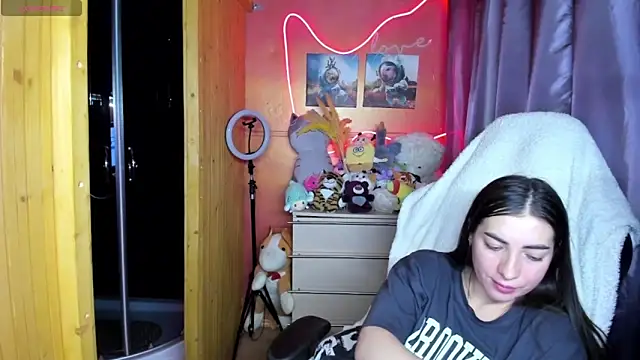 Fiery Brunette  online show from April 2026 12:02:01 PM