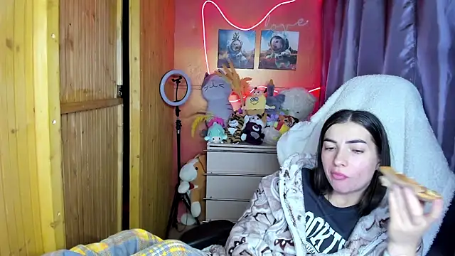 Fiery Brunette  online show from April 2026 06:49:02 AM