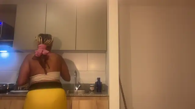 ChocolateCakeQueen online show from December 2025 01:00:01 AM