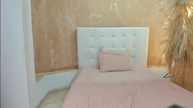 shenielxx online show from February 2025 01:39:01 PM