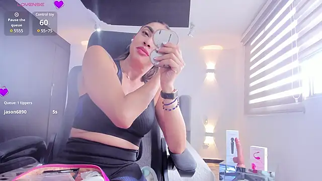 Snapshot of AnaRuiz chatting on February 2025 06:24:01 PM AnaRuiz online show from February 2025 06:24:01 PM