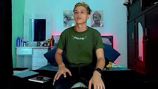 Liamscott  online show from September 2025 08:19:01 PM