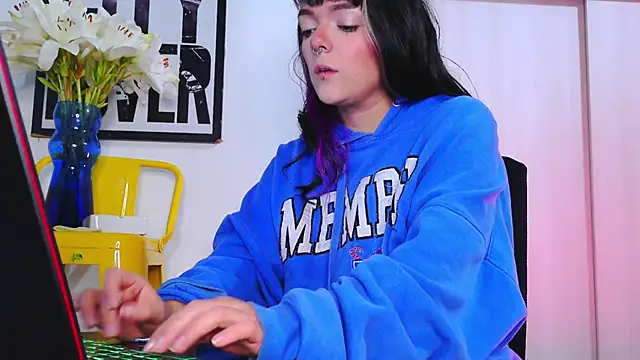 Snapshot of purple_em69 chatting on November 2025 06:52:01 AM purple em69 online show from November 2025 06:52:01 AM