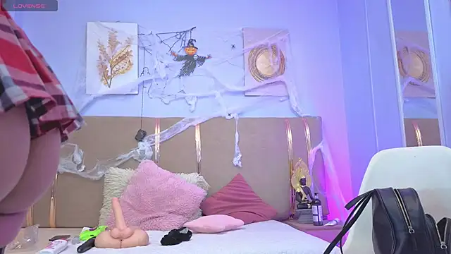 sarah cruzz  online show from October 2025 11:59:01 PM