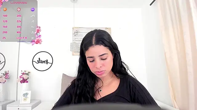 Snapshot of emma_castilloo chatting on December 2024 01:47:02 AM emma castilloo online show from December 2024 01:47:02 AM