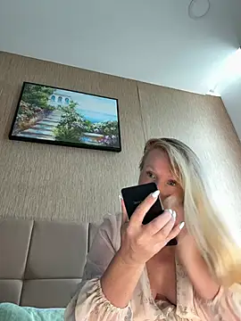 Snapshot of EmmaInLove23 chatting on July 2026 01:44:01 AM EmmaInLove23 online show from July 2026 01:44:01 AM