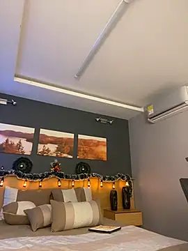 LiliJones  online show from December 2024 07:39:02 PM