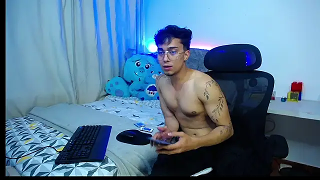 Thyler west18 online show from November 2025 12:11:02 AM