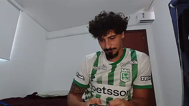 Snapshot of milkoffe chatting on February 2026 01:06:01 PM milkoffe online show from February 2026 01:06:01 PM