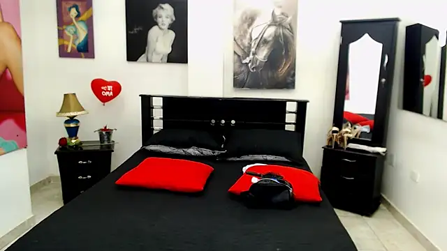 Snapshot of VeronicaReynolds chatting on January 2025 12:02:02 PM VeronicaReynolds online show from January 2025 12:02:02 PM