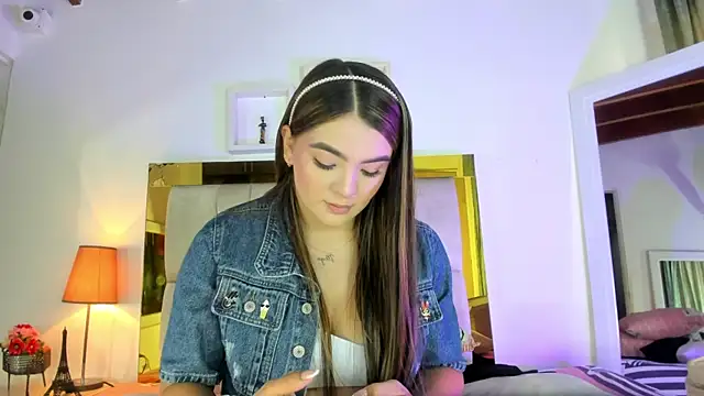 Snapshot of emmy_r chatting on December 2024 12:04:01 PM emmy r online show from December 2024 12:04:01 PM