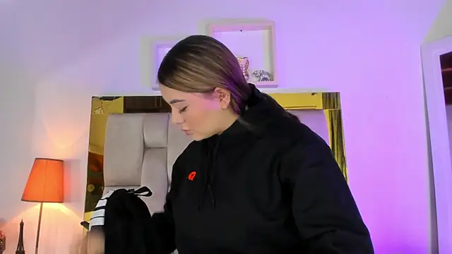 Snapshot of emmy_r chatting on January 2025 12:04:02 PM emmy r online show from January 2025 12:04:02 PM