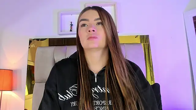 Snapshot of emmy_r chatting on January 2025 12:18:01 PM emmy r online show from January 2025 12:18:01 PM