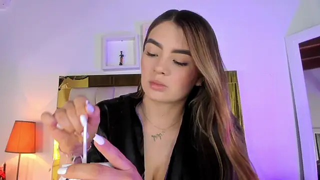 Snapshot of emmy_r chatting on January 2025 12:13:01 PM emmy r online show from January 2025 12:13:01 PM