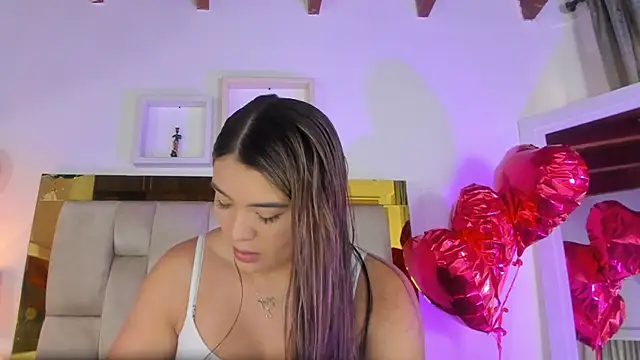 Snapshot of emmy_r chatting on February 2025 12:06:02 PM emmy r online show from February 2025 12:06:02 PM